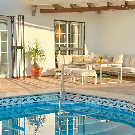 Luxury With Private Pool & Sea Views, Casa de Férias