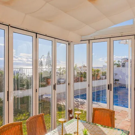 Luxury With Private Pool & Sea Views, 別荘 ネルハ