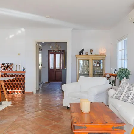 Luxury With Private Pool & Sea Views, ネルハ