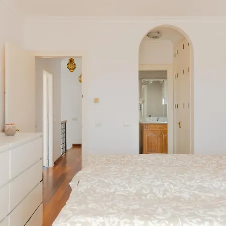 Luxury With Private Pool & Sea Views, ネルハ