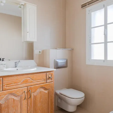 Luxury With Private Pool & Sea Views, 別荘 *