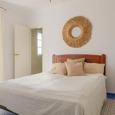 Luxury With Private Pool & Sea Views, 別荘 *