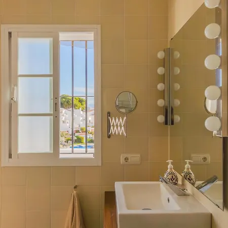 Luxury With Private Pool & Sea Views, ネルハ