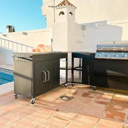 Luxury With Private Pool & Sea Views, Casa de Férias *