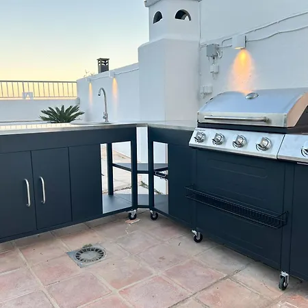 Luxury With Private Pool & Sea Views, 別荘