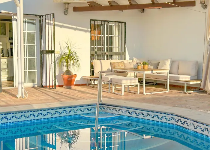 Luxury With Private Pool & Sea Views, Casa de Férias