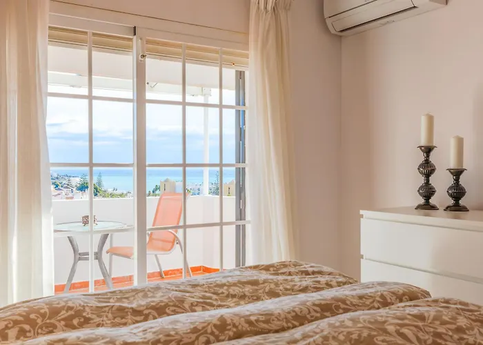 Luxury With Private Pool & Sea Views, Casa de Férias