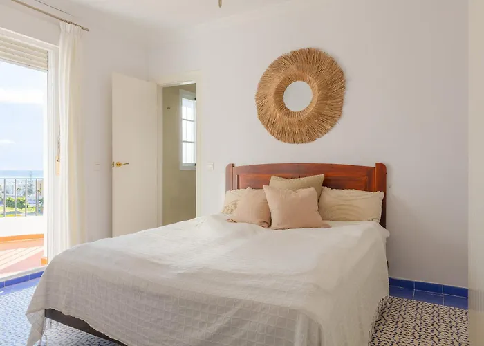Luxury With Private Pool & Sea Views, Casa de Férias *