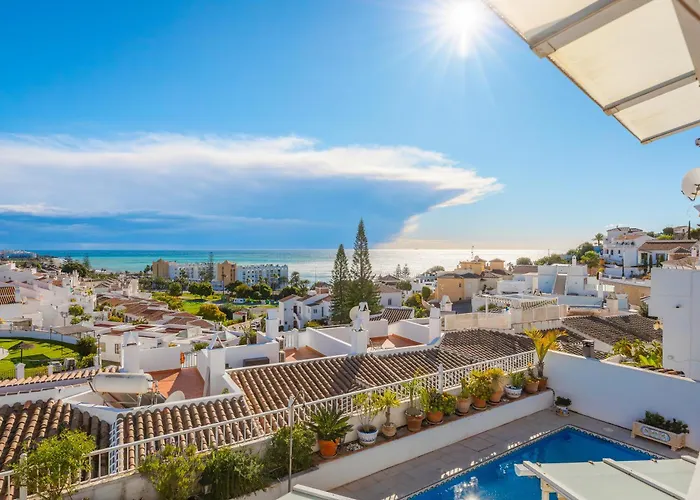 Luxury With Private Pool & Sea Views, Casa de Férias Nerja