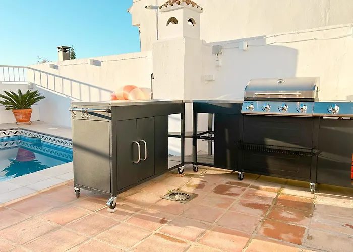 Luxury With Private Pool & Sea Views, Casa de Férias *
