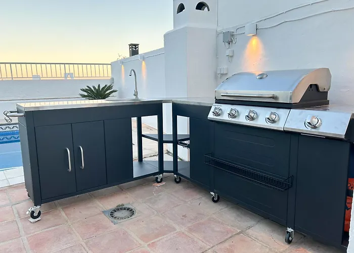 Luxury With Private Pool & Sea Views, Casa de Férias