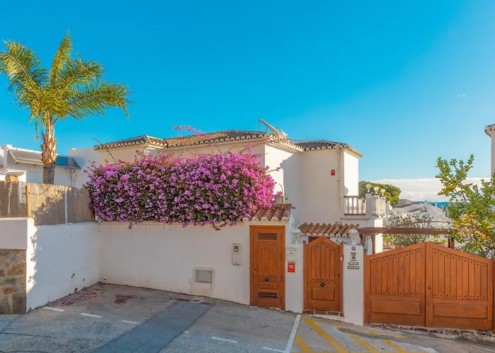 Luxury With Private Pool & Sea Views, Casa de Férias *